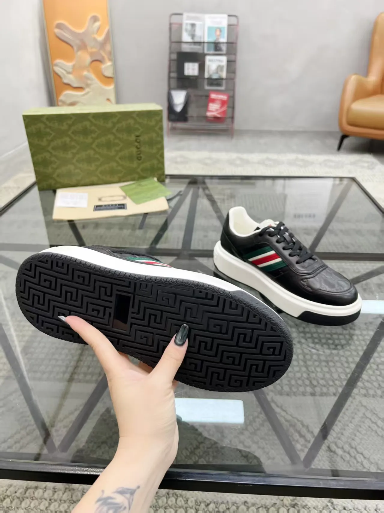 P460 new men's shoes GUCCI [Lightning] latest shoes are shipped. Original quality, fashionable, special materials, sheepskin lining, new packaging. The foot feels super comfortable and the workmanship is impeccable. Size: 38-45